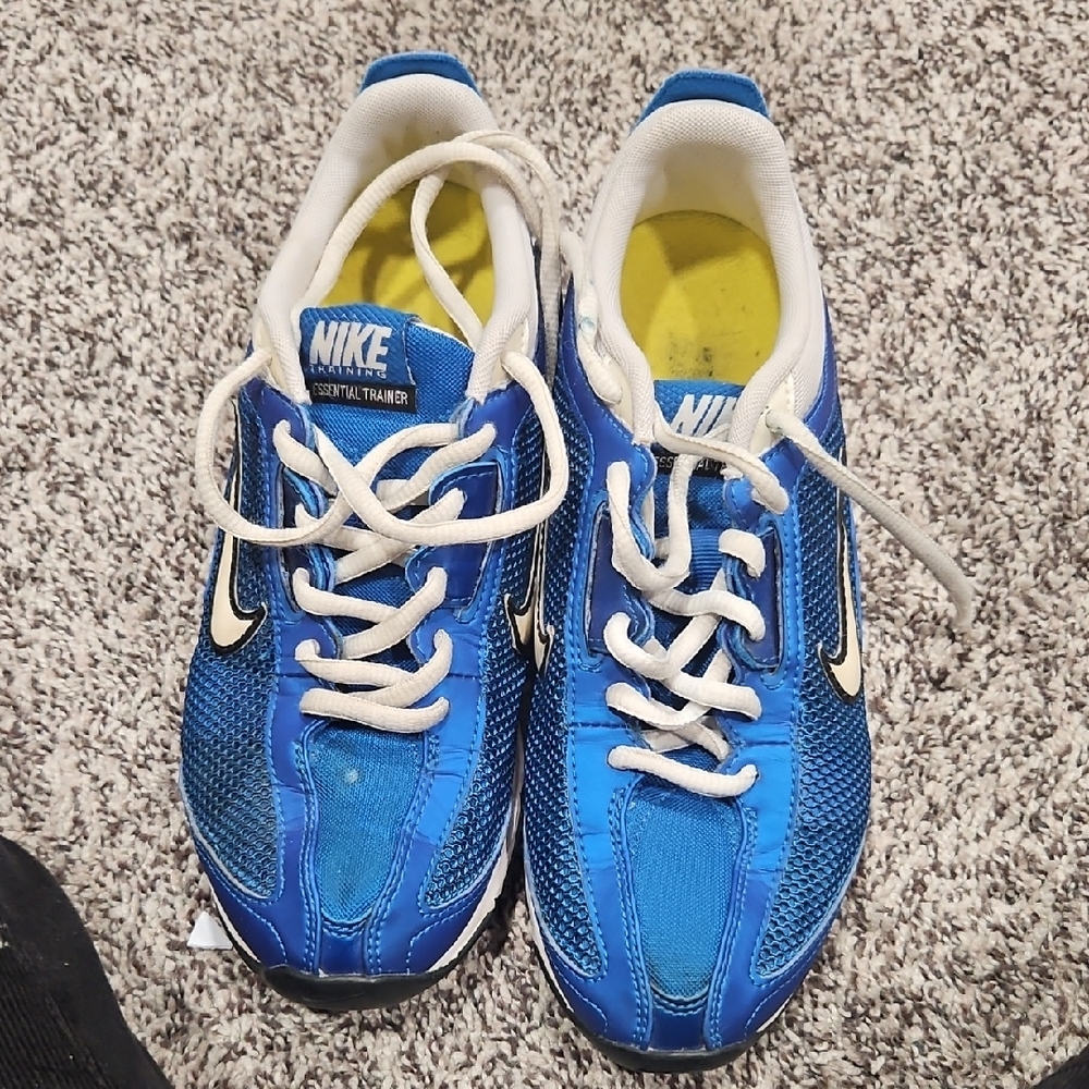 Women's nike sneaker size 6.  Has spot on one toe.